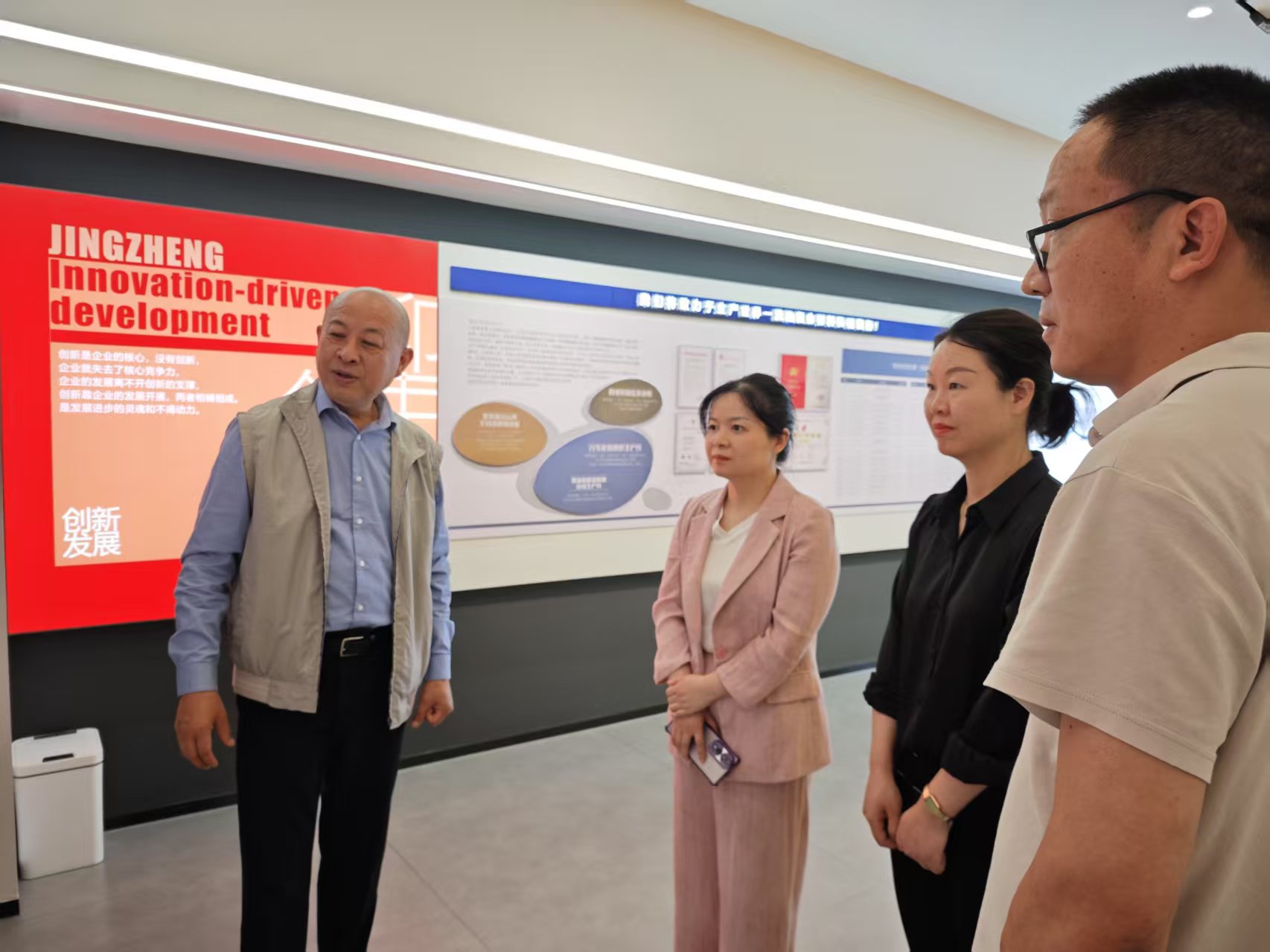 黃副區(qū)長(zhǎng)來(lái)湖南精正走訪視察